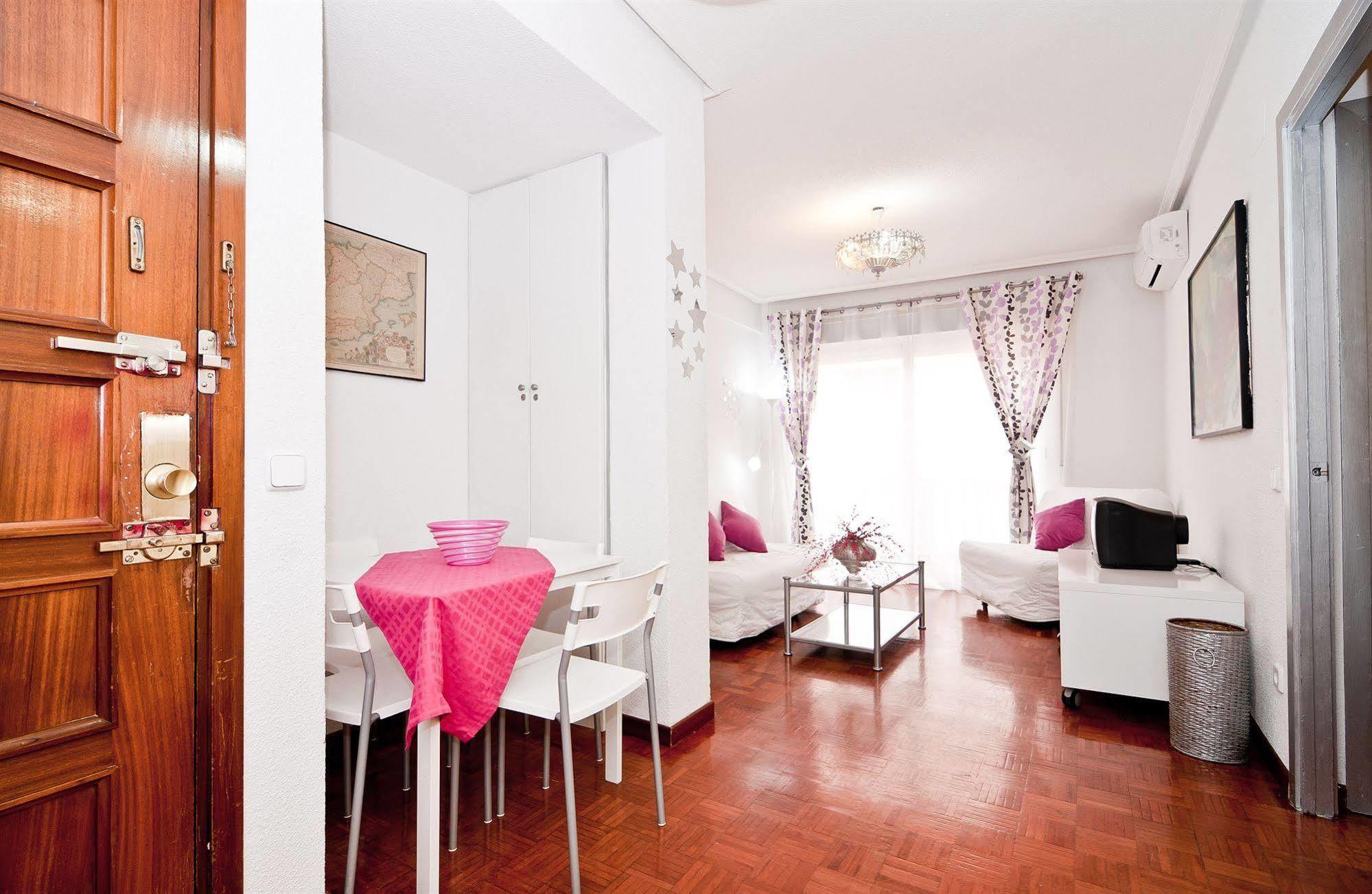 Apartamentos Aqui Me Quedo Madrid Luaran gambar
