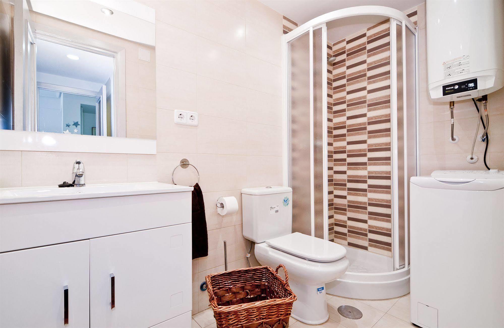 Apartamentos Aqui Me Quedo Madrid Luaran gambar